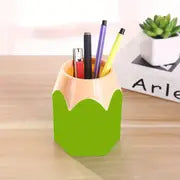 Grön pennhållare i pennform med pennor