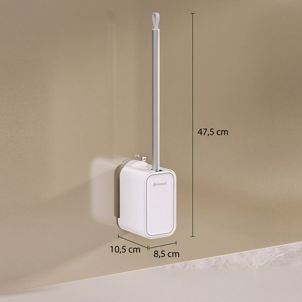 Vit toalettborste på väggen med mått: 47,5 cm hög, 10,5 × 8,5 cm