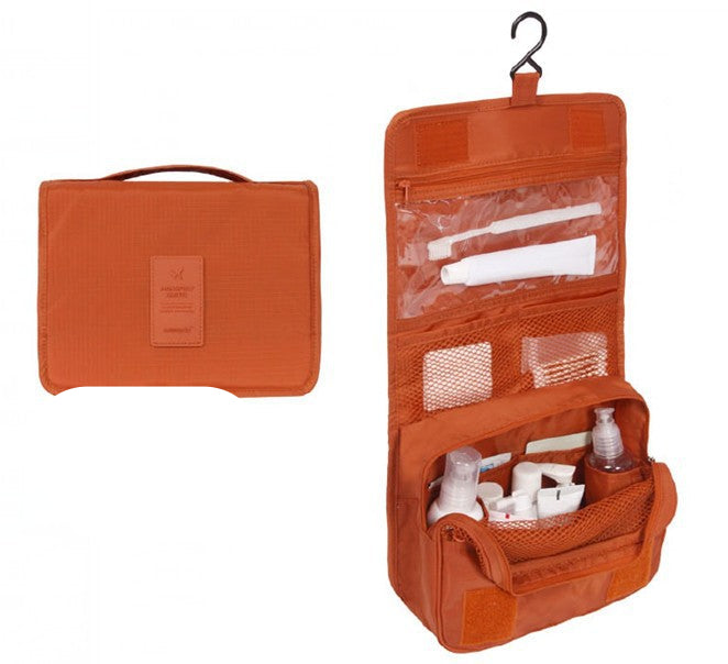 Orange necessär, stängd och uppfälld med hygienartiklar