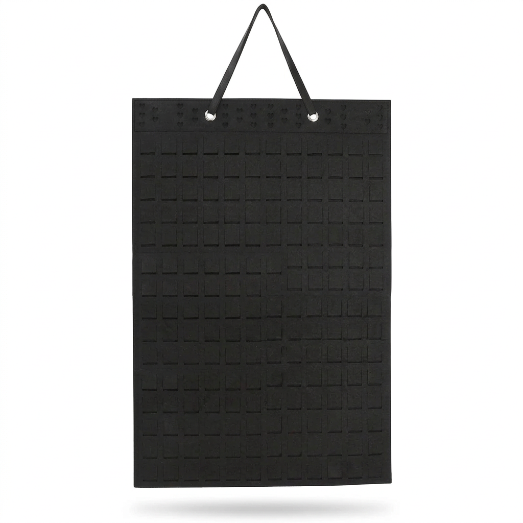 Tom svart smyckesförvaring i filt med hängrem på vit bakgrund