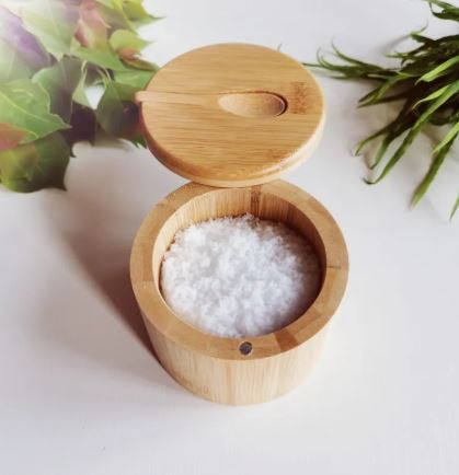 Kryddburk i bambu fylld med salt, med sked i locket