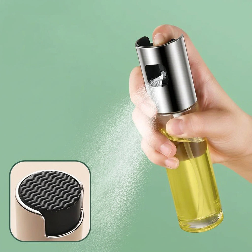 Hand som sprayar olja, med närbild på munstycket