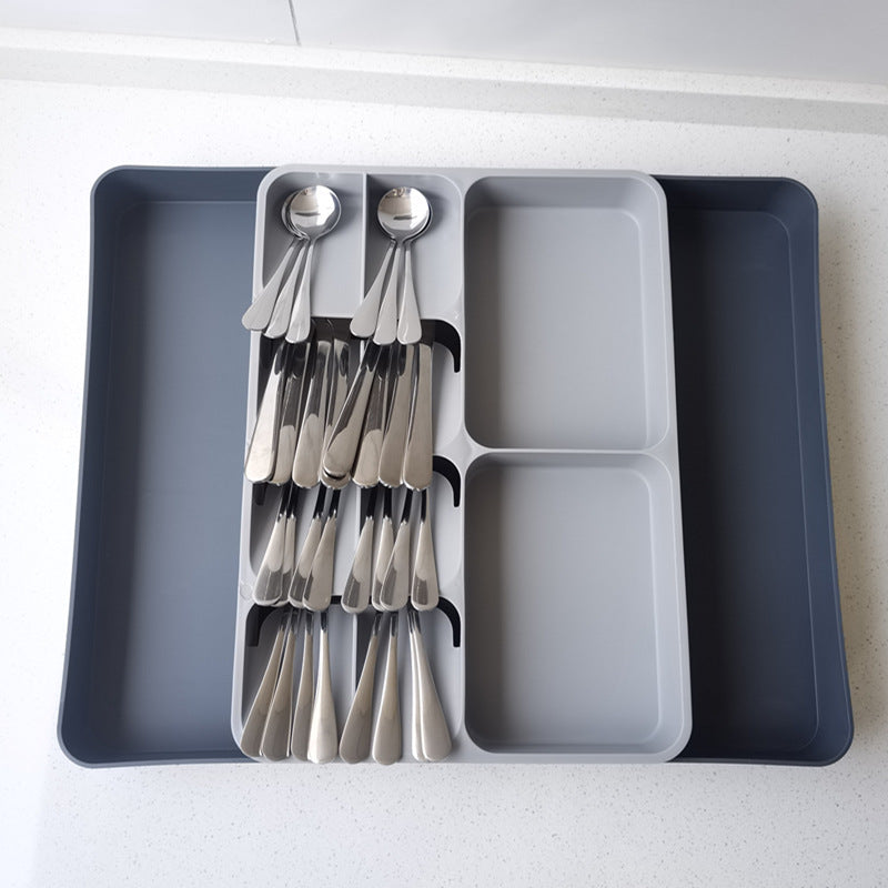 Bestickinsats med bestick i en mörkblå låda