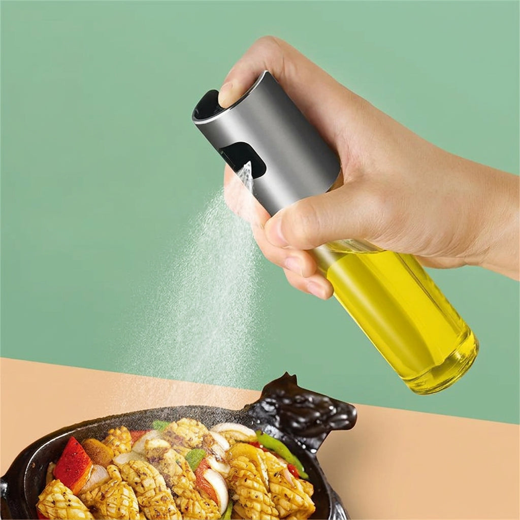 Hand som sprayar olja över en panna med grillad kyckling