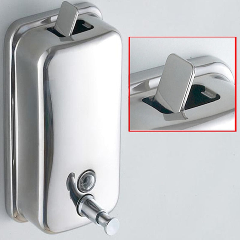 Tvåldispenser i blankt rostfritt stål med närbild på påfyllningslocket