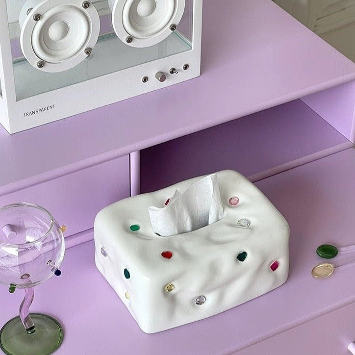 Vit näsdukslåda på ett lila sminkbord
